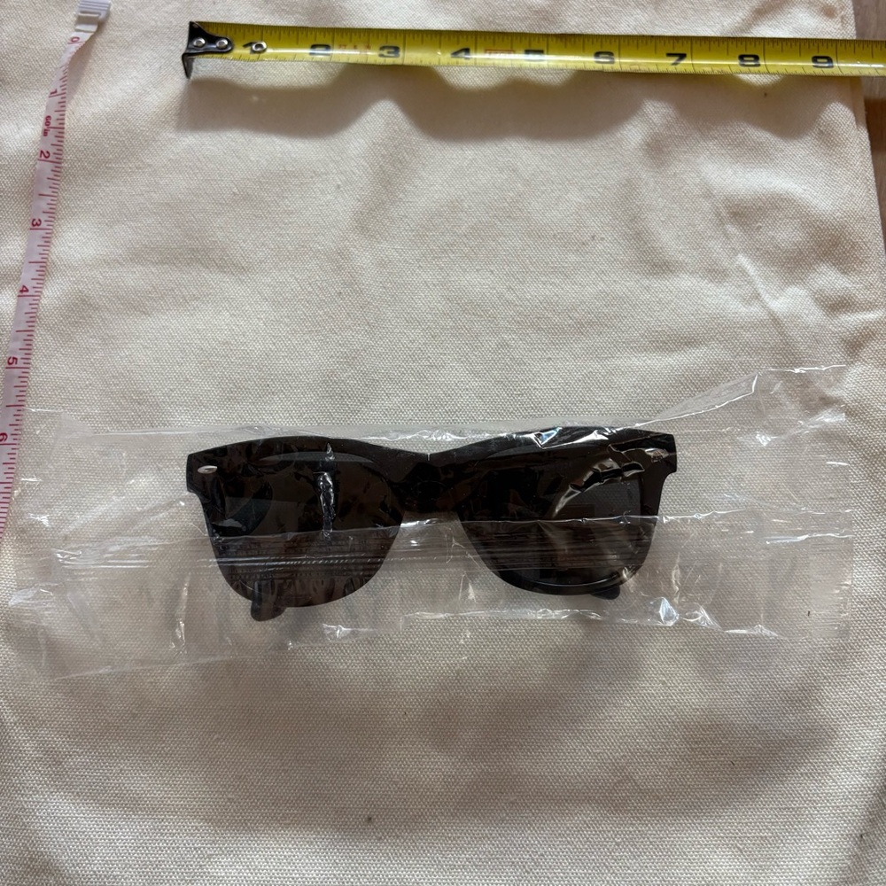 Samsung Galaxy Black Sunglasses
Classic Black Sunglasses
Brand new still wrapped